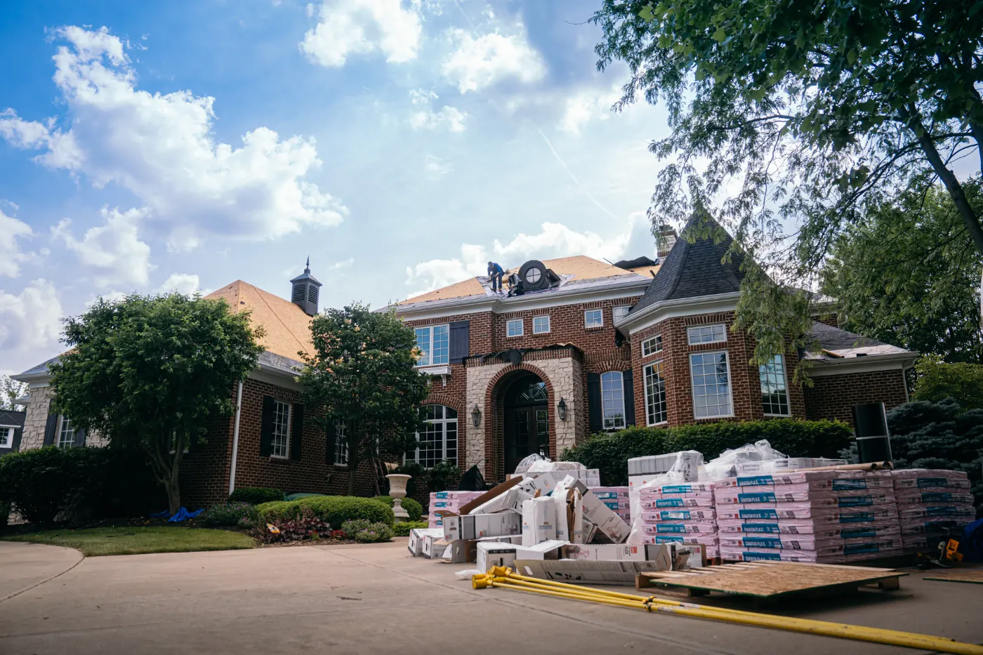 Manufacturer-certified roof installation in Seelyville